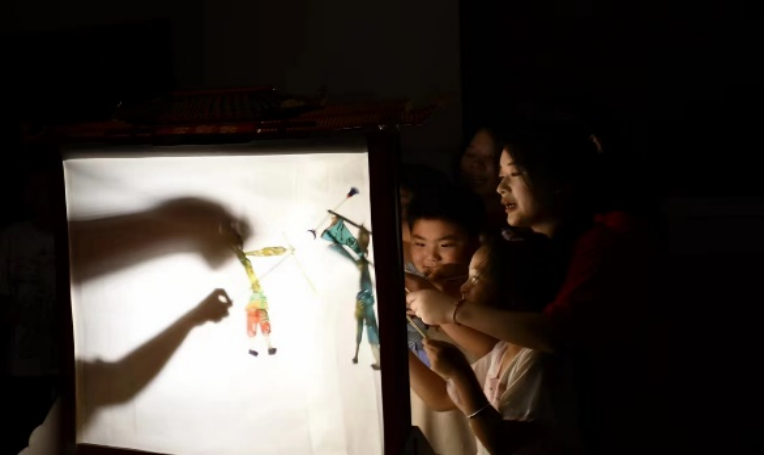 孩子们体验皮影戏表演.png 孩子们体验皮影戏表演.png